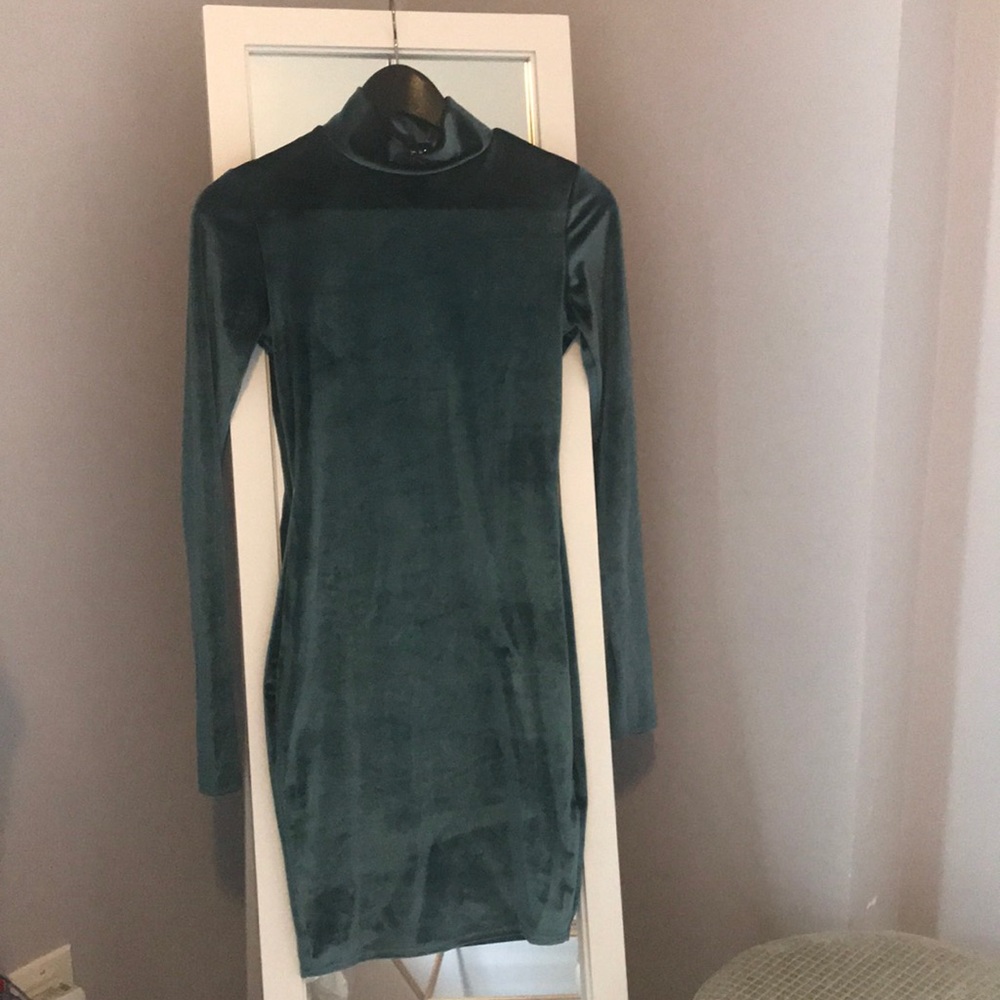 Long sleeved Velvet body con mini dress